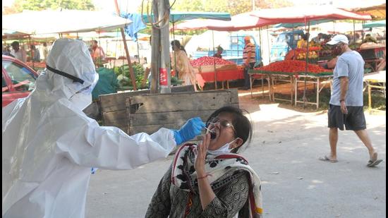 Around 2,000 tests are being conducting daily in Chandigarh, up from 1,300 on an average when the cases were declining in early February. (Ravi Kumar/HT) Around 2,000 tests are being conducting daily in Chandigarh, up from 1,300 on an average when the cases were declining in early February. (Ravi Kumar/HT)