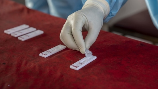 A health worker tests a swab sample for Covid-19 infection, in Srinagar, on March 30. The number of active cases in India went up by 11,846, and currently stand at 5,52,566, health ministry's data showed.(Dar Yasin / AP) A health worker tests a swab sample for Covid-19 infection, in Srinagar, on March 30. The number of active cases in India went up by 11,846, and currently stand at 5,52,566, health ministry's data showed.(Dar Yasin / AP)