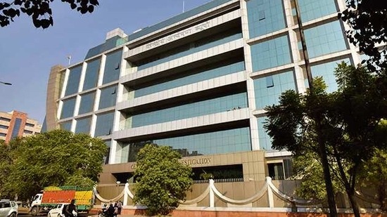 CBI conducted searches in Hyderabad and Delhi to recover incriminating documents against a private company which caused losses worth <span class='webrupee'>₹</span>1285.45 crore to a bank. (Sanchit Khanna/Hindustan Times) CBI conducted searches in Hyderabad and Delhi to recover incriminating documents against a private company which caused losses worth <span class='webrupee'>₹</span>1285.45 crore to a bank. (Sanchit Khanna/Hindustan Times)