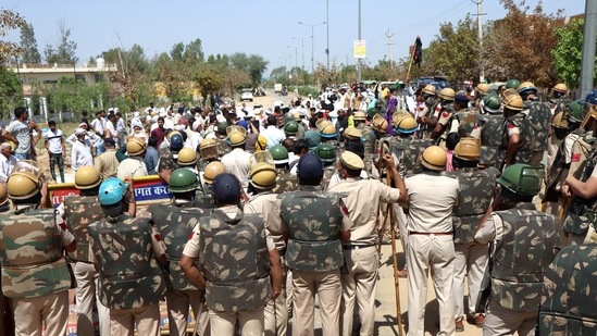 Protesting farmers and police personnel in a negotiation ahead of a visit by Haryana Chief Minister Manohar Lal Khattar in Rohtak, Haryana. (HT Photo) Protesting farmers and police personnel in a negotiation ahead of a visit by Haryana Chief Minister Manohar Lal Khattar in Rohtak, Haryana. (HT Photo)