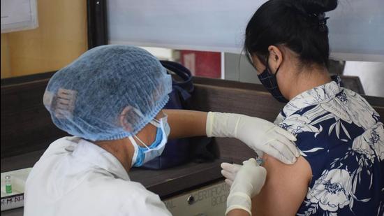 A woman gets the vaccinations at Kamala Nehru Hospital, Mangalvar peth. (Kalpesh Nukte/HT PHOTO) A woman gets the vaccinations at Kamala Nehru Hospital, Mangalvar peth. (Kalpesh Nukte/HT PHOTO)
