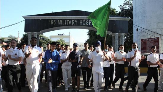 Naik Velu P of 60 Para field hospital starting his marathon from Jammu on Saturday, (HT PHOTO) Naik Velu P of 60 Para field hospital starting his marathon from Jammu on Saturday, (HT PHOTO)