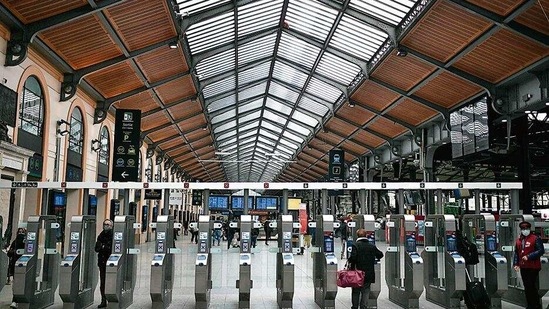 Italy began a strict Easter lockdown on Saturday, with the entire country considered a high-risk coronavirus “red zone” during a time when families usually hold reunions. Italy began a strict Easter lockdown on Saturday, with the entire country considered a high-risk coronavirus “red zone” during a time when families usually hold reunions.