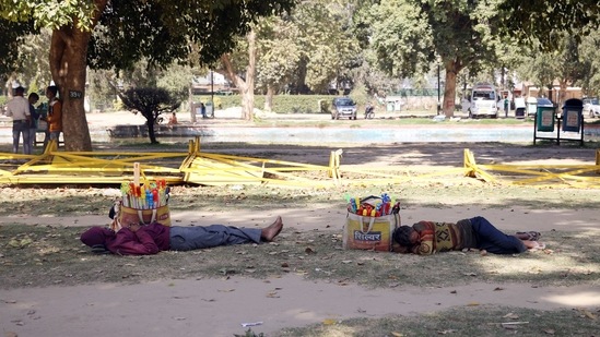 Delhi weather: Street Vendors take a rest under a tree at India Gate, in New Delhi, earlier this week on Tuesday. (ANI Photo) Delhi weather: Street Vendors take a rest under a tree at India Gate, in New Delhi, earlier this week on Tuesday. (ANI Photo)