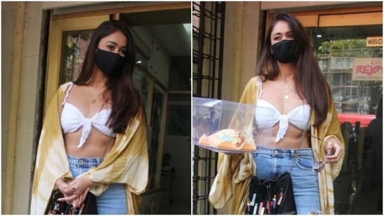 Ileana D'Cruz was recently snapped in Mumbai giving sweets to the paparazzi on the occasion of Easter.(Varinder Chawla)