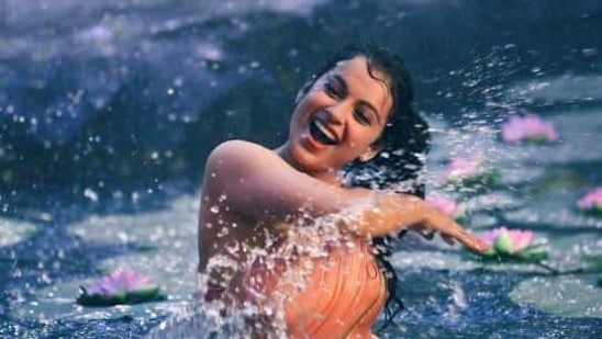 Kangana Ranaut in a still from Thalaivi song Chali Chali. Kangana Ranaut in a still from Thalaivi song Chali Chali.