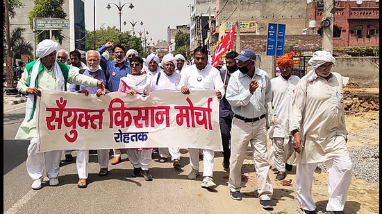 Farmers protesting outside the FCI office in Rohtak on Monday. (Manoj Dhaka/HT) Farmers protesting outside the FCI office in Rohtak on Monday. (Manoj Dhaka/HT)