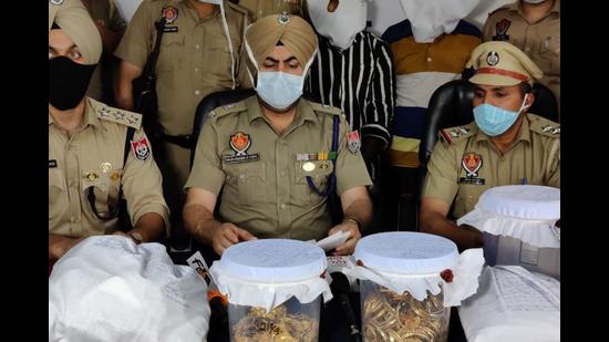 Mohali superintendent of police (city) Harvinder Singh Virk said the duo had committed a large number of thefts in houses and banks, which have been solved with their arrest. (HT Photo) Mohali superintendent of police (city) Harvinder Singh Virk said the duo had committed a large number of thefts in houses and banks, which have been solved with their arrest. (HT Photo)