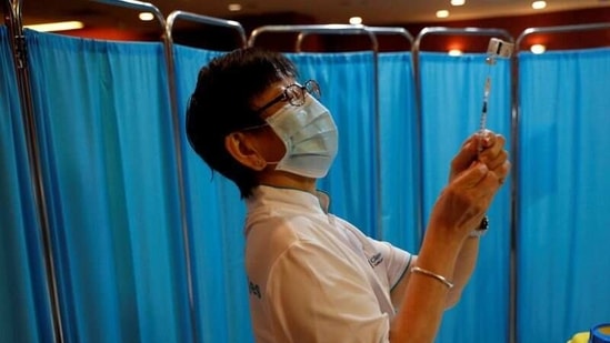 FILE PHOTO: A nurse prepares to vaccinate healthcare workers at Gleneagles hospital during the coronavirus disease (COVID-19) outbreak in Singapore January 19, 2021. REUTERS/Edgar Su/File Photo (REUTERS)