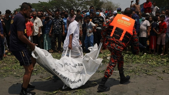 Rescue workers carry a body recovered from a ferry that collided with a cargo vessel and sank on Sunday in the Shitalakhsyaa River, in Narayanganj, Bangladesh, April 5, 2021. REUTERS/Mohammad Ponir Hossain (REUTERS)