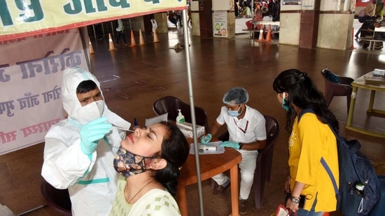 Additional personnel have been deployed in public spaces like railway stations to ensure people maintain social distancing and follow Covid-19 protocols.. (Photo by Santosh Kumar /Hindustan Times)