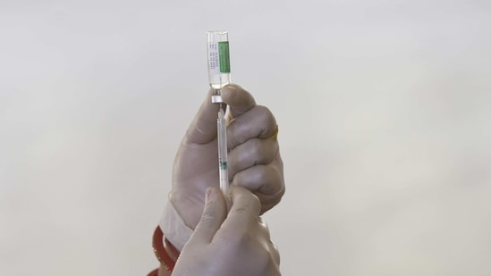 A health worker preparing a dose of a Covid-19 vaccine from a Covishield vaccine vial.(Vipin Kumar /HT PHOTO) A health worker preparing a dose of a Covid-19 vaccine from a Covishield vaccine vial.(Vipin Kumar /HT PHOTO)