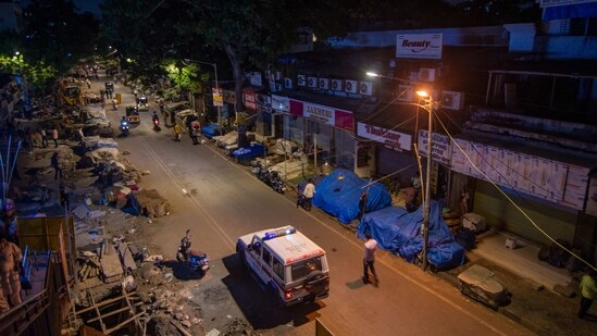 A deserted view of a vegetable market during night curfew, at Vile Parle, in Mumbai.(HT photo)