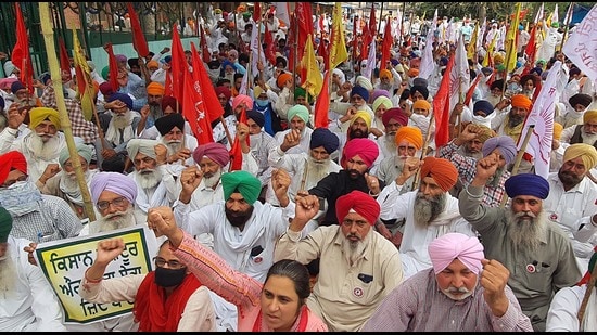 Farmers shouting slogans during a protest in Amritsar on Monday. (Sameer Sehgal/HT)