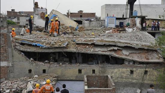 NDRF and SDRF teams rescuing the labourers trapped under debris in Baba Mukand Singh Nagar of Daba in Ludhiana on Monday. (Harsimar Pal Singh/HT) NDRF and SDRF teams rescuing the labourers trapped under debris in Baba Mukand Singh Nagar of Daba in Ludhiana on Monday. (Harsimar Pal Singh/HT)