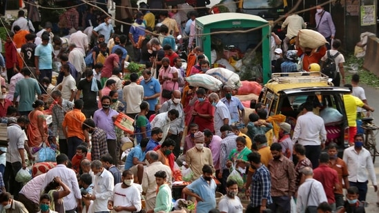 People shop at a crowded marketplace amid the surge in coronavirus cases, in Mumbai, on April 5. India is only the second country after the US to add more than 100,000 cases in a single day at any time during the pandemic.(Niharika Kulkarni / REUTERS)
