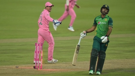 Quinton de Kock (left) celebrates Fakhar Zaman's run out in the second ODI. (Twitter)