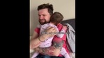 The image shows the dad and daughter duo hugging.(Reddit/MadeMeSmile) The image shows the dad and daughter duo hugging.(Reddit/MadeMeSmile)