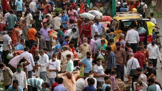 People shop at a crowded marketplace amidst the spread of the coronavirus disease (Covid-19) in Mumbai, India, April 5, 2021. (Reuters)