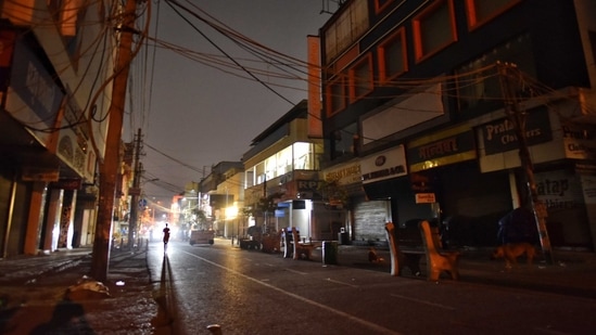 The night curfew is the first restriction imposed by the government in the Capital, where the rate of new cases has jumped 130% in just the past week.(Sanchit Khanna/HT Photo)