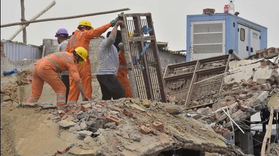 Debris clearing operations on at the roof collapse site in Baba Mukand Singh Nagar of Daba road in Ludhiana on Tuesday. (Gurpreet Singh/HT) Debris clearing operations on at the roof collapse site in Baba Mukand Singh Nagar of Daba road in Ludhiana on Tuesday. (Gurpreet Singh/HT)