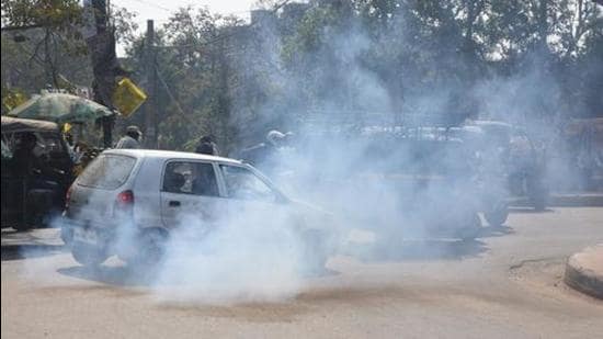 Patna-Feb.26,2019: AIR POLLUTION: Smoke coming out from the vehicles on Patna roadsBihar India on Tuesday Feb 26,2019.(Photo Santosh Kumar/Hindustan Times)