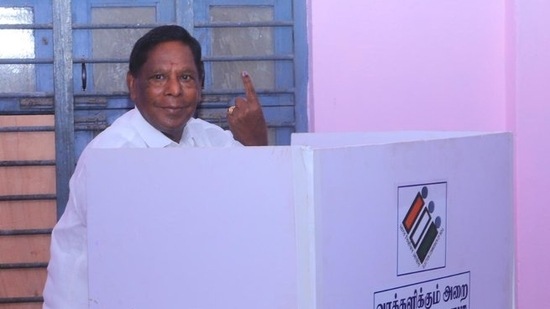 Former Puducherry CM Narayanasamy casts his vote.(ANI)