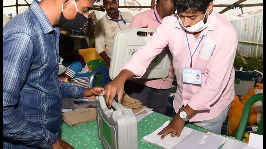 Polling officials collecting the Electronic Voting Machines (EVMs) and other necessary things required for the West Bengal assembly election, at a distribution centre, in Uluberia on Monday. (ANI) Polling officials collecting the Electronic Voting Machines (EVMs) and other necessary things required for the West Bengal assembly election, at a distribution centre, in Uluberia on Monday. (ANI)