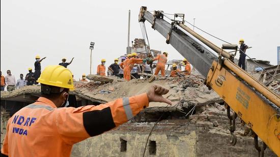 NDRF and SDRF teams at the roof collapse site in Ludhiana on Tuesday. (Gurpreet Singh/HT) NDRF and SDRF teams at the roof collapse site in Ludhiana on Tuesday. (Gurpreet Singh/HT)