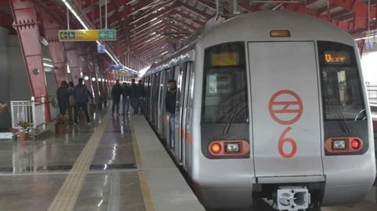 Delhi Metro advised the commuters who do not fall in essential category to complete the journey and reach there destination by 10 pm.(Sakib Ali/HT Photo) Delhi Metro advised the commuters who do not fall in essential category to complete the journey and reach there destination by 10 pm.(Sakib Ali/HT Photo)
