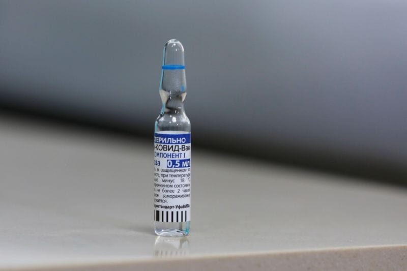 Um frasco com a vacina russa contra a doença coronavírus Sputnik V (Covid-19) é visto antes de ser administrado, em um hospital privado em Karachi, Paquistão. (Reuters)