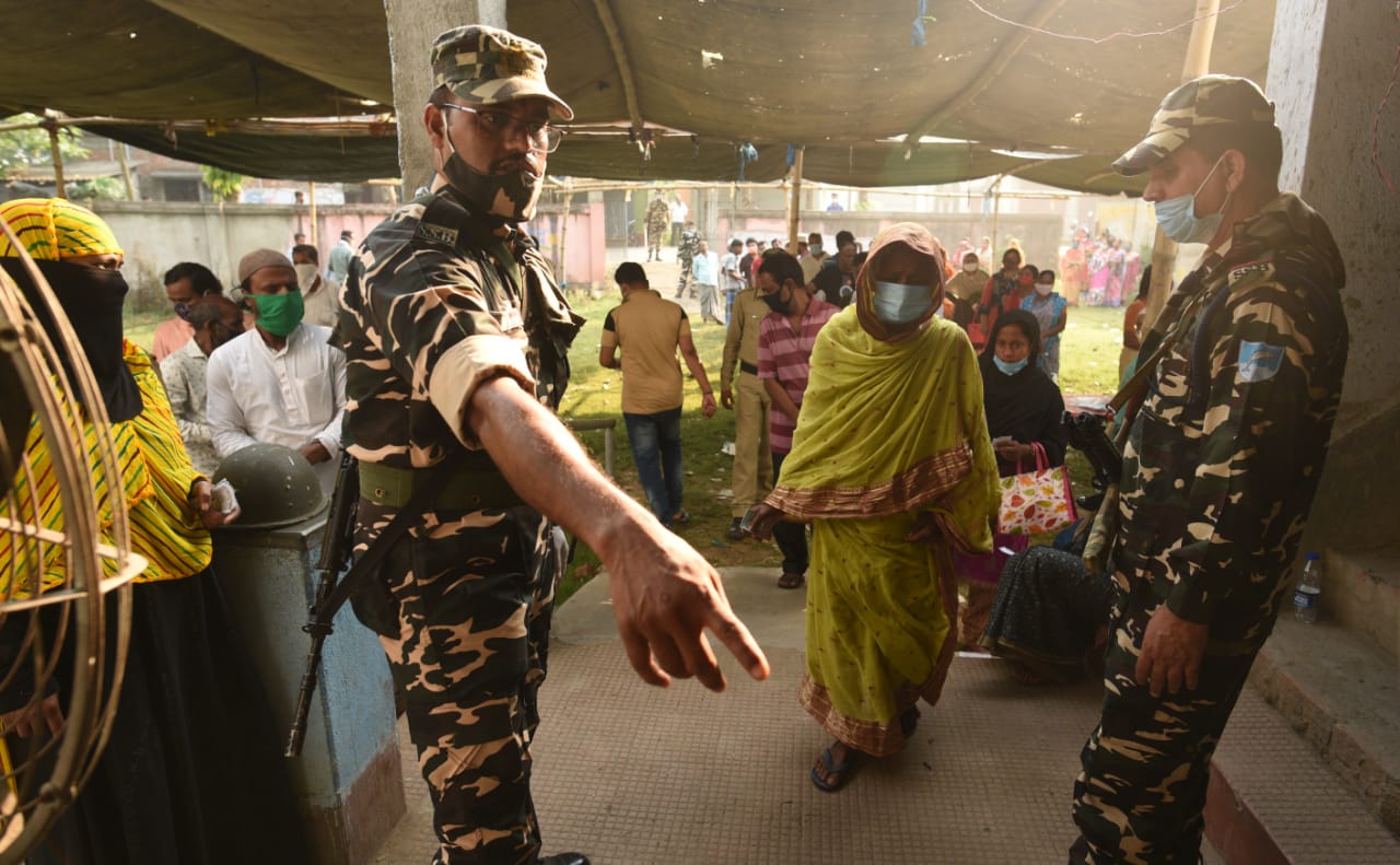 People queue to cast their vote amid coronavirus pandemic at South 24 parganas district in West Bengal. (HT Photos/ Samir Jana)