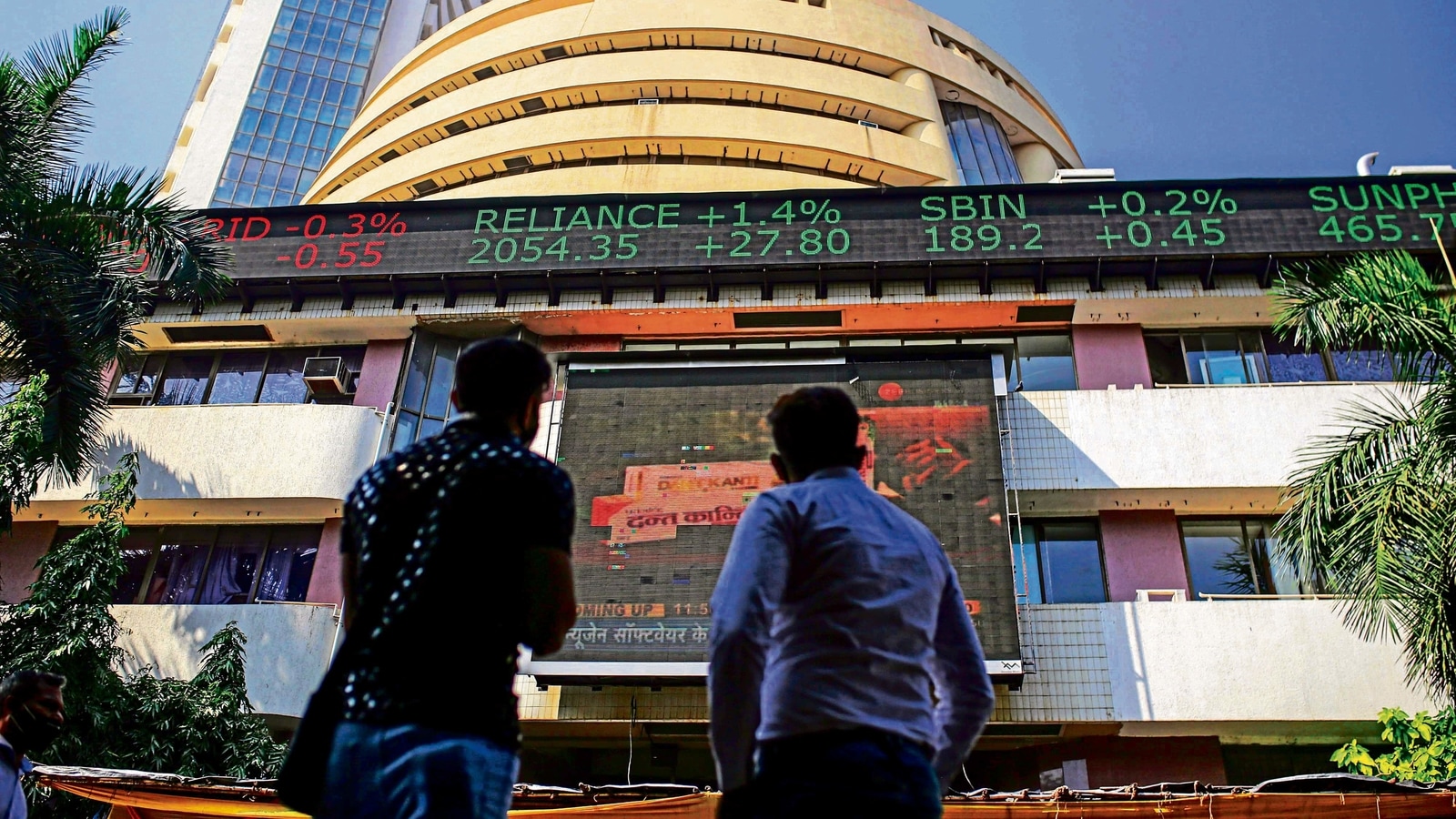 Sensex climbs 300 points after RBI policy outcome; Nifty jumps over 14,750  level - Hindustan Times