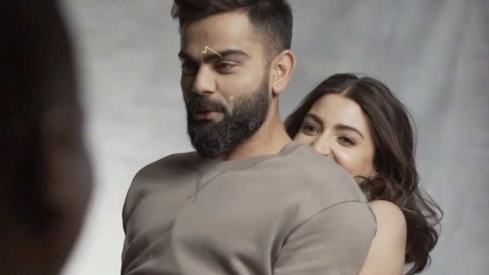 1600px x 900px - Anushka Sharma attempts to lift Virat Kohli in new video, watch her happy  reaction on pulling it off | Bollywood - Hindustan Times