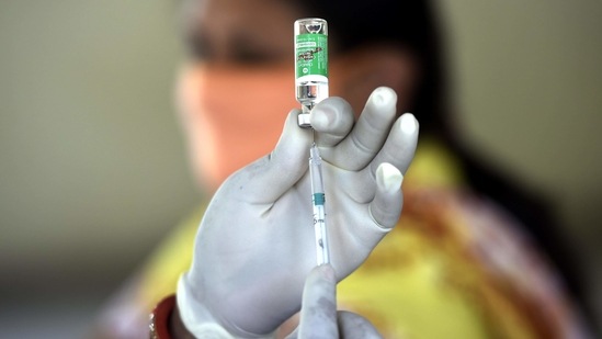 A health worker prepares a dose of Covid-19 vaccine, at Communiity Centre, in Sector 15 Phase 2, Gurugram.(Vipin Kumar/ HT Photo)