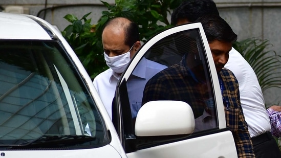 Suspended police officer Sachin Vaze being taken to a court by the NIA for a hearing.(Bhushan Koyande/HT Photo) Suspended police officer Sachin Vaze being taken to a court by the NIA for a hearing.(Bhushan Koyande/HT Photo)