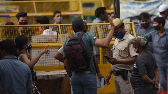 Heavy rush of shoppers at Sarojani Nagar Market amid rising coronavirus cases, in New Delhi.(Raj K Raj/HT Photo) Heavy rush of shoppers at Sarojani Nagar Market amid rising coronavirus cases, in New Delhi.(Raj K Raj/HT Photo)