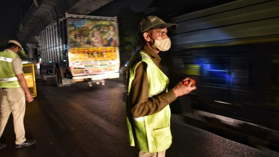 While the first offence only attracts a fine, police said they would register an FIR if the person continues to violate the guidelines.(Sanchit Khanna/HT Photo) While the first offence only attracts a fine, police said they would register an FIR if the person continues to violate the guidelines.(Sanchit Khanna/HT Photo)