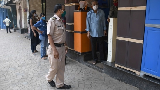 Mumbai police shutting down all shops apart from those deemed essential at Dadar. Photo by Bhushan Koyande/Hindustan Times)