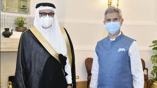 External Affairs Minister Dr S Jaishankar welcomes H.E. Dr Abdullatif bin Rashid AlZayani, Minister of Foreign Affairs of the Kingdom of Bahrain in New Delhi on Wednesday. (TWITTER/@MEAIndia.)