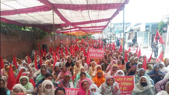 Bathinda, Ludhiana and Patran roads from the town remained blocked for three hours with protesters blocking the traffic at the Mahavir Chowk. (HT photo)