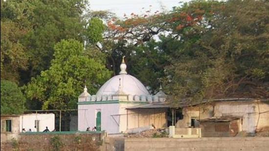 The Thorla Shaikh Salla Dargah on the banks of the Mula river. (HT PHOTO) The Thorla Shaikh Salla Dargah on the banks of the Mula river. (HT PHOTO)