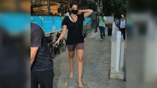 The 29-year-old teamed her outfit with a black cross-body sling bag and tied her hair in a ponytail.(Varinder Chawla)