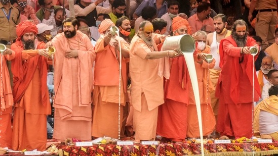 Haridwar: Priests perform rituals at Har Ki Pauri Ghat on the banks of Ganga river, during Kumbh Mela 2021 in Haridwar, Tuesday, April 6, 2021. (PTI Photo) (PTI04_06_2021_000234B)(PTI) Haridwar: Priests perform rituals at Har Ki Pauri Ghat on the banks of Ganga river, during Kumbh Mela 2021 in Haridwar, Tuesday, April 6, 2021. (PTI Photo) (PTI04_06_2021_000234B)(PTI)