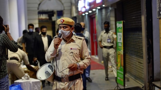 Security personnel during night curfew at Delhi's Connaught Place on Tuesday.(PTI) Security personnel during night curfew at Delhi's Connaught Place on Tuesday.(PTI)