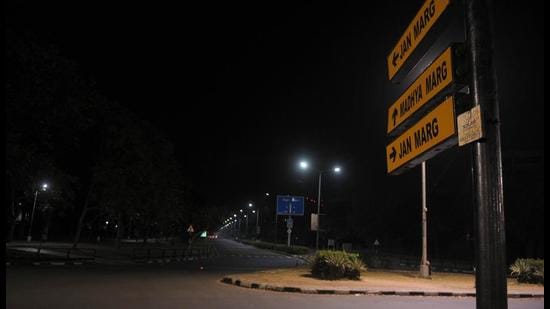 Roads leading to Matka Chowk wearing a deserted look after night curfew was imposed in Chandigarh on Wednesday. (Ravi Kumar/HT) Roads leading to Matka Chowk wearing a deserted look after night curfew was imposed in Chandigarh on Wednesday. (Ravi Kumar/HT)