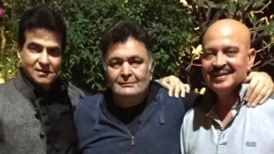 Jeetendra and Rakesh Roshan pose with Rishi Kapoor in this throwback pic. 