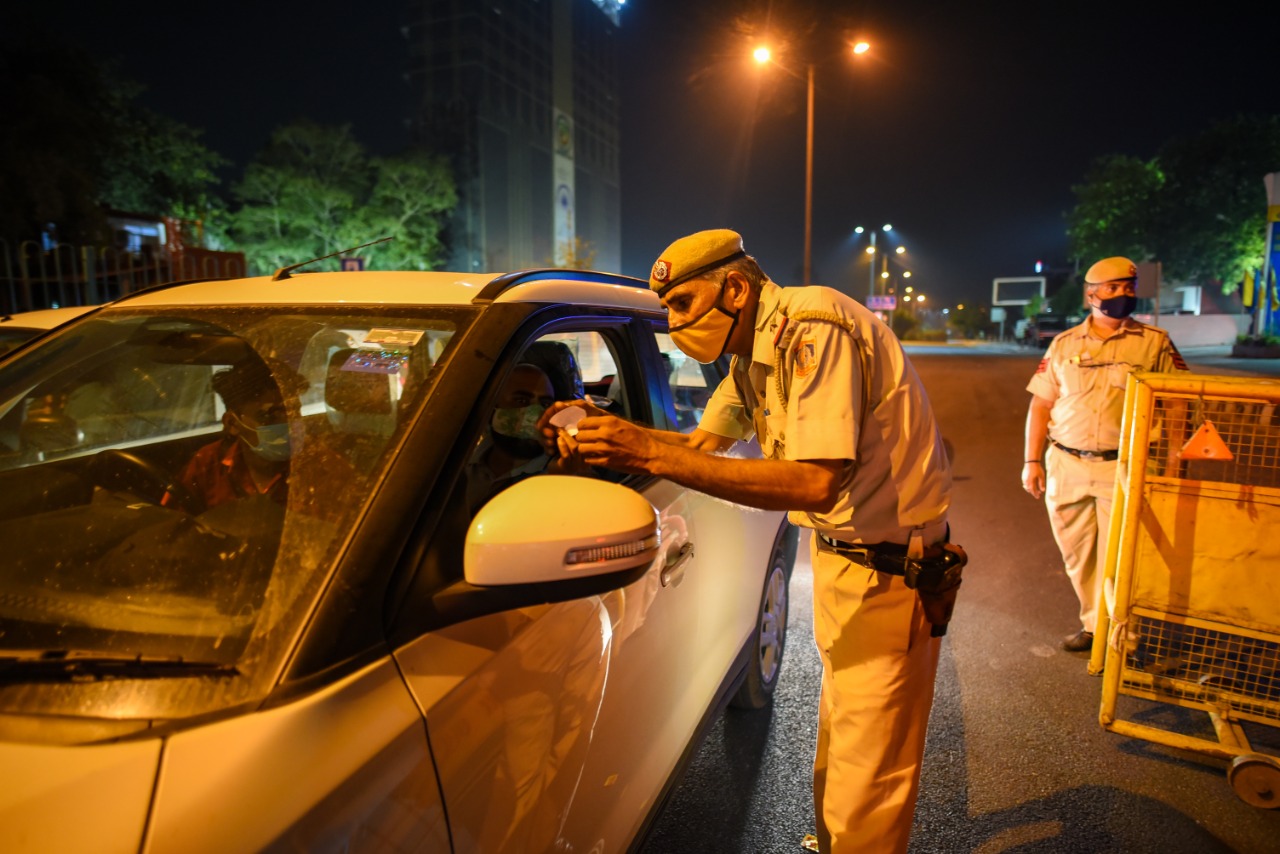 Delhi Police personnel seen checking the ID's of people after the Delhi Government imposed Night Curfew in the city amid the increase in Covid cases in New Delhi. (Amal KS/HT photo) Delhi Police personnel seen checking the ID's of people after the Delhi Government imposed Night Curfew in the city amid the increase in Covid cases in New Delhi. (Amal KS/HT photo)