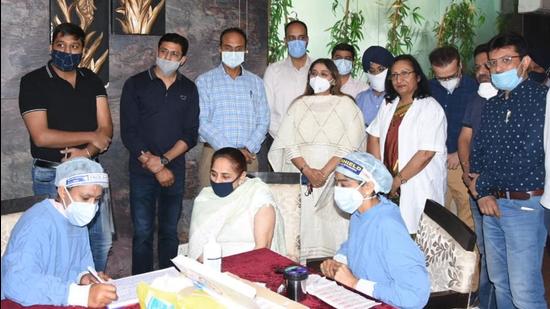 Deputy commissioner Varinder Kumar Sharma inspecting the Covid-19 vaccination camp in Ludhiana. (HT PHOTO) Deputy commissioner Varinder Kumar Sharma inspecting the Covid-19 vaccination camp in Ludhiana. (HT PHOTO)