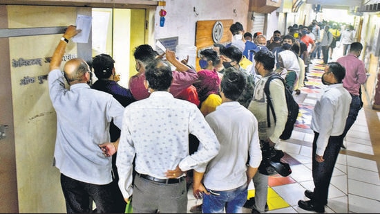 People queue up to buy Remdesivir at a store run by the Chemists Association of Pune District, near Bajirao road in Pune, on Wednesday. (Kalpesh Nukte/HT PHOTO)